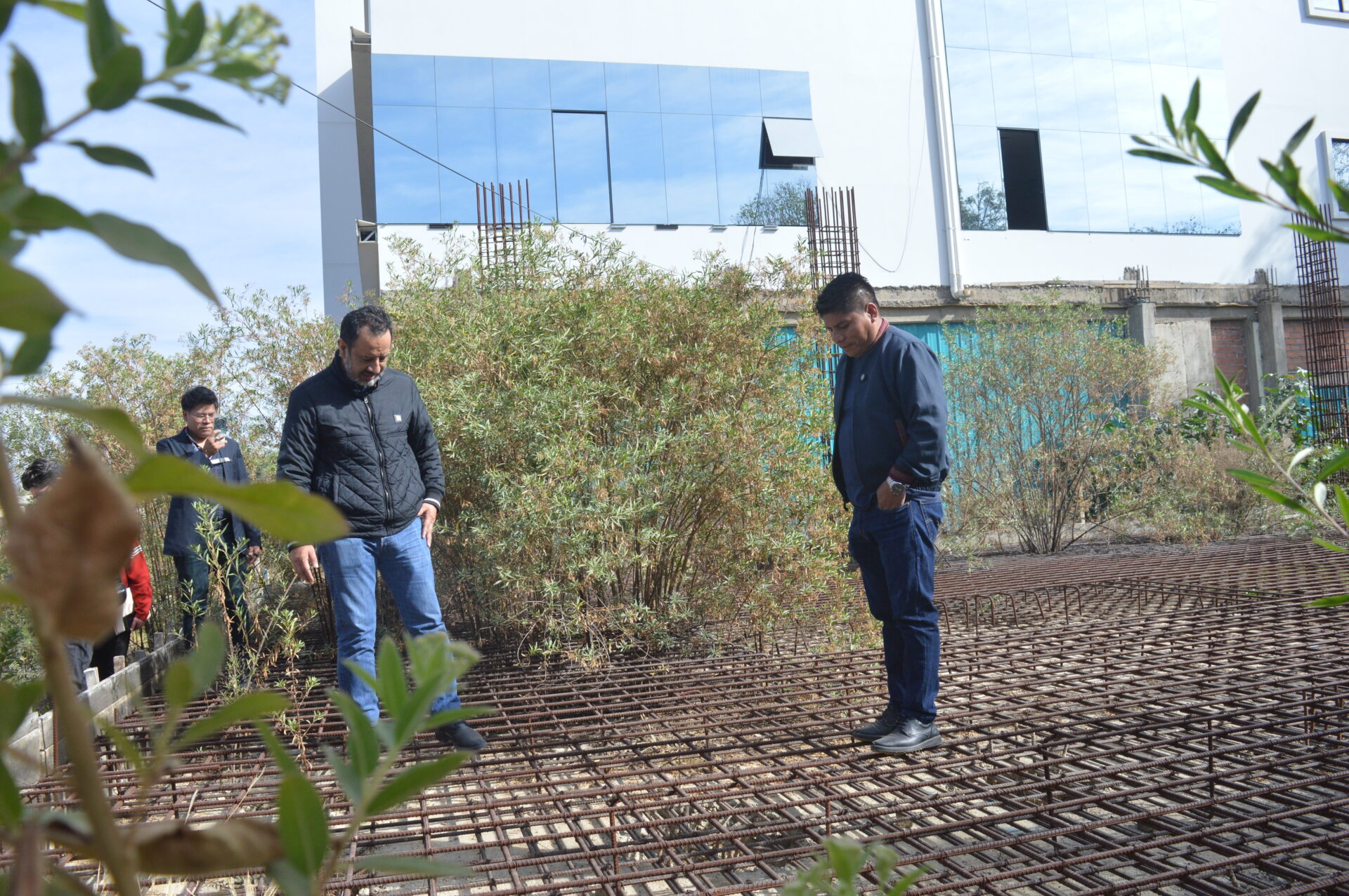 LEONARDO LOZA, INSPECCIONA CENTRO DE RADIOTERAPIA Y COMPROMETE LA CONCLUSIÓN DE LA OBRA