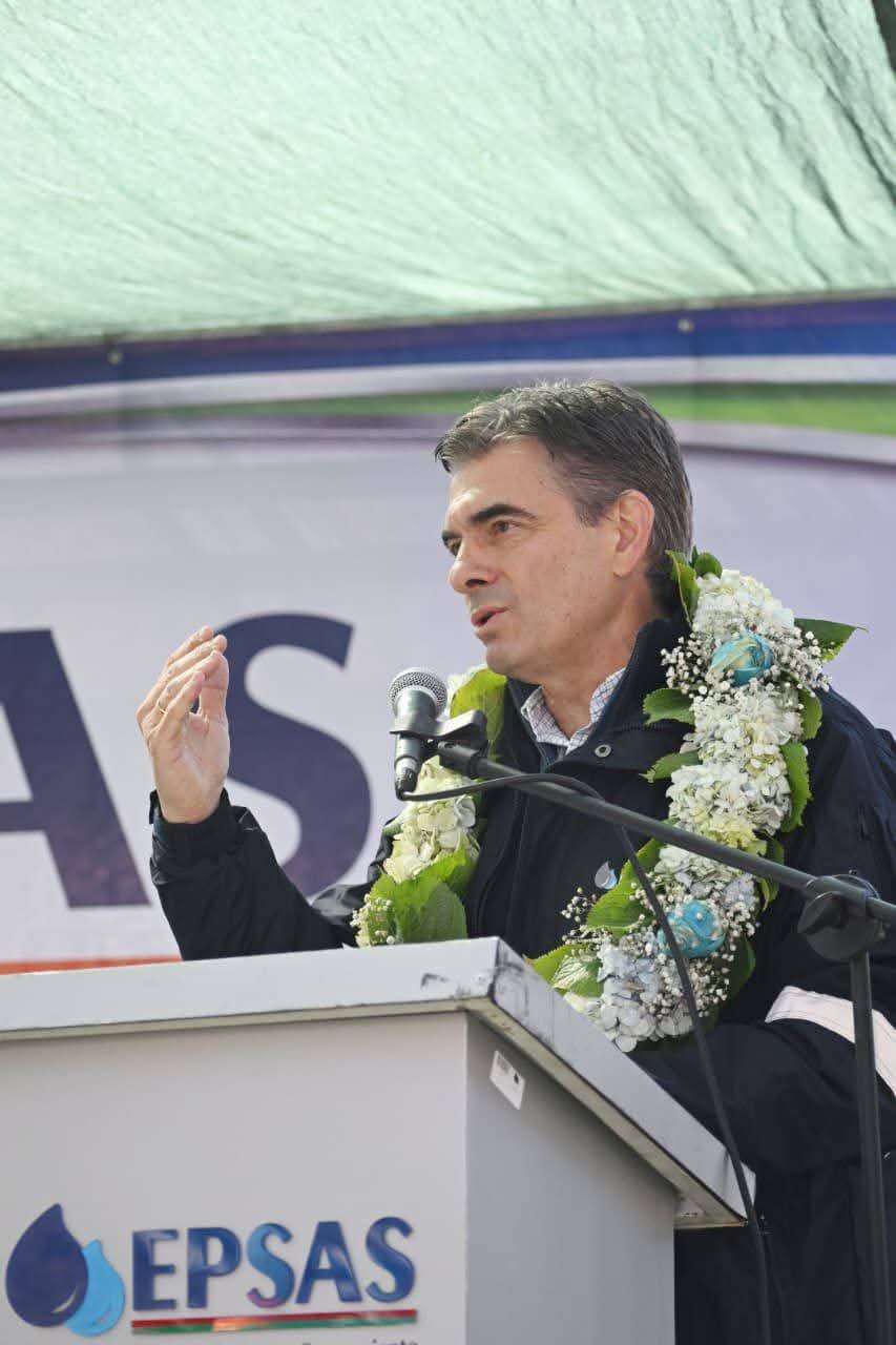 Presidente Paz entrega 75 vehículos a EPSAS con el objetivo de que a “ningún alteño ni paceño le falte agua potable”