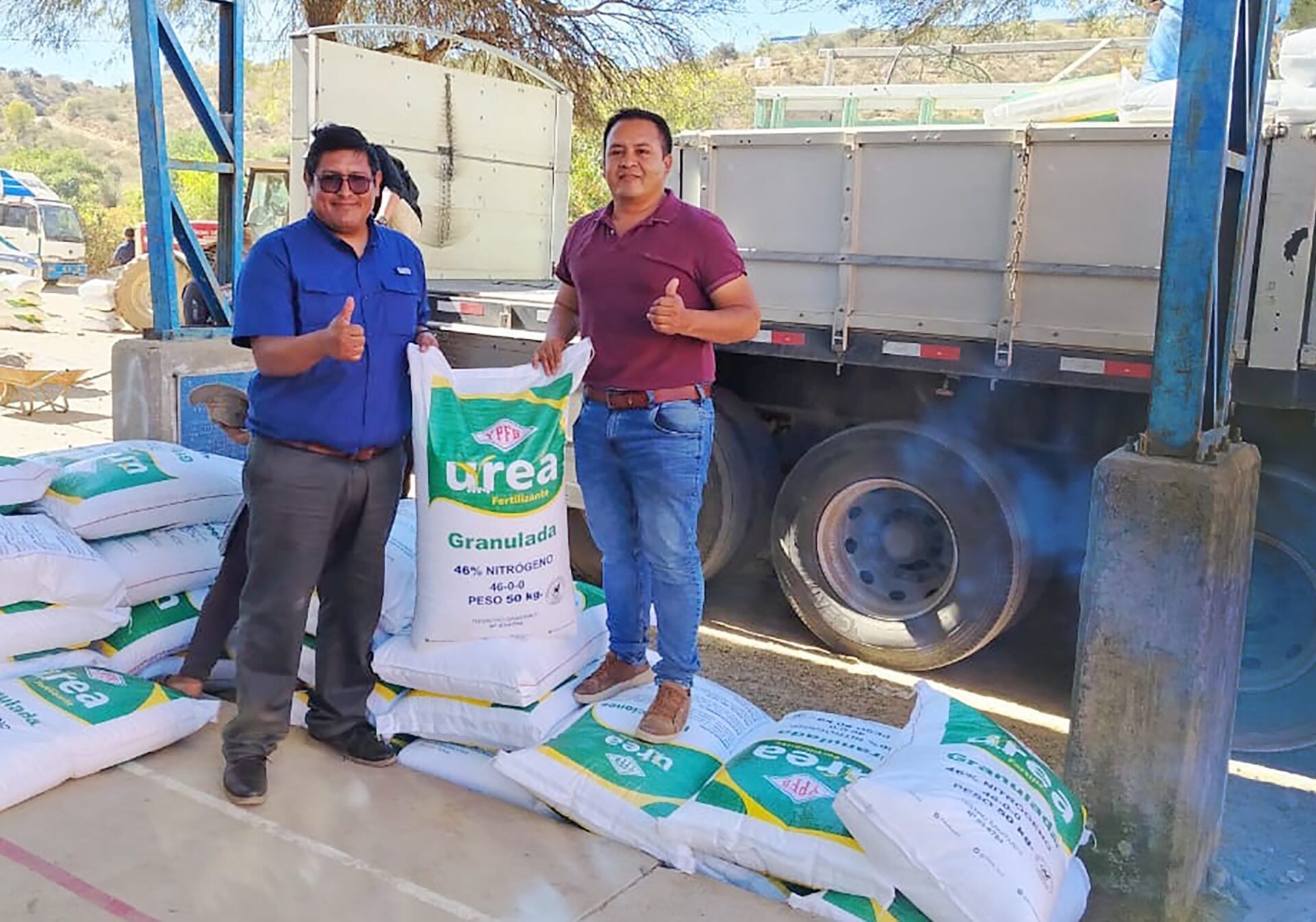 YPFB entrega 1.080 bolsas de urea granulada a productores agrícolas de Omereque