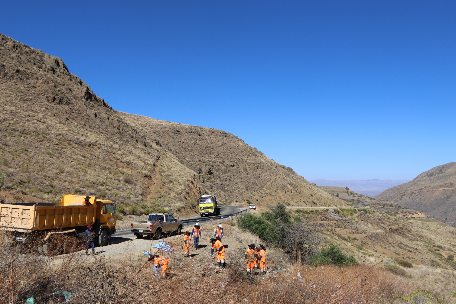 ABC Y ENTIDADES LOCALES RETIRAN DESECHOS EN LA RED VIAL DE TIRAQUE DE COCHABAMBA