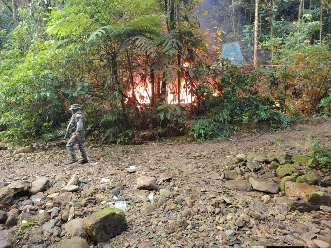 FELCN destruye e incinera nueve fábricas móviles de droga en Puerto Villaroel