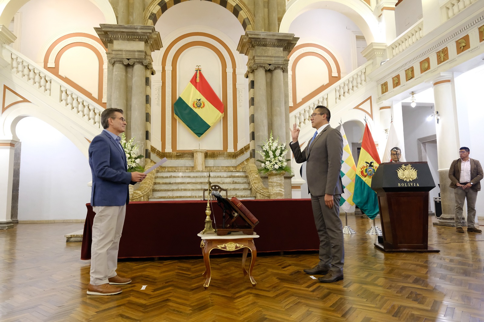 Rodrigo Paz posesiona a Christian Morales Burgos como Ministro de Economía