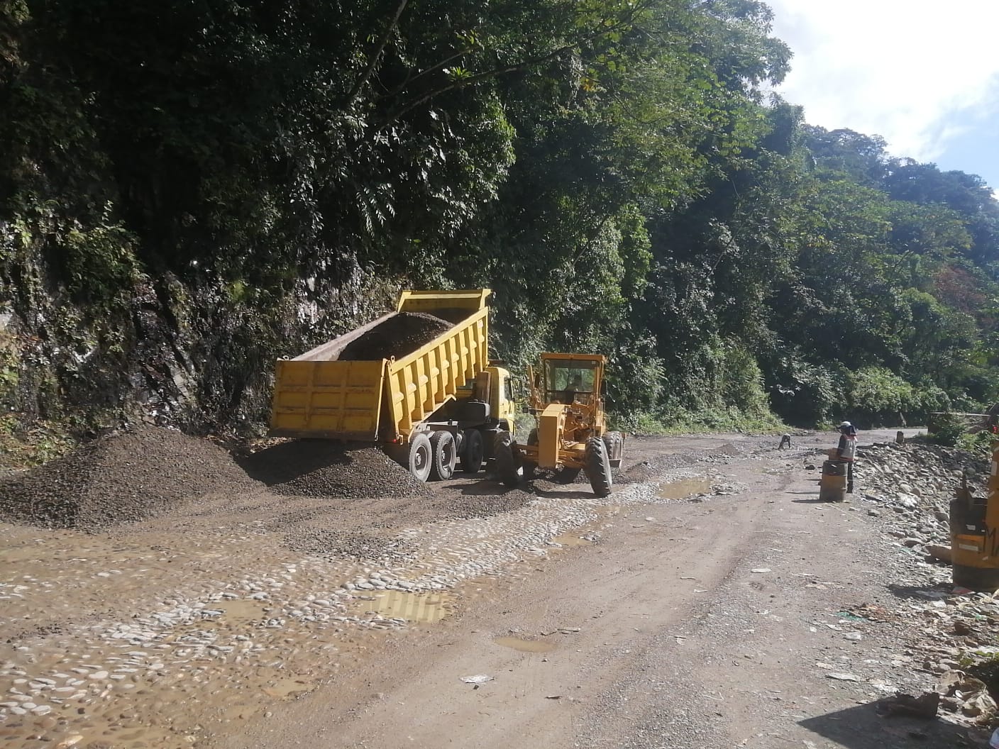 LA ABC MOVILIZA PERSONAL Y MAQUINARIA EN EL TRAMO LOCOTAL – VILLA TUNARI EN LA CARRETERA NUEVA COCHABAMBA – SANTA CRUZ