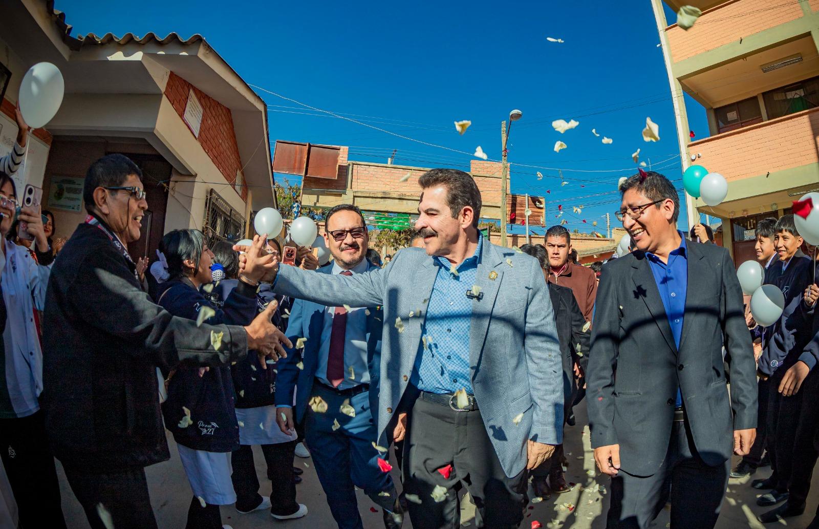 MANFRED DA INICIO A LA CONSTRUCCIÓN DE NUEVAS AULAS EN EL DISTRITO 14 DE LA ZONA SUR