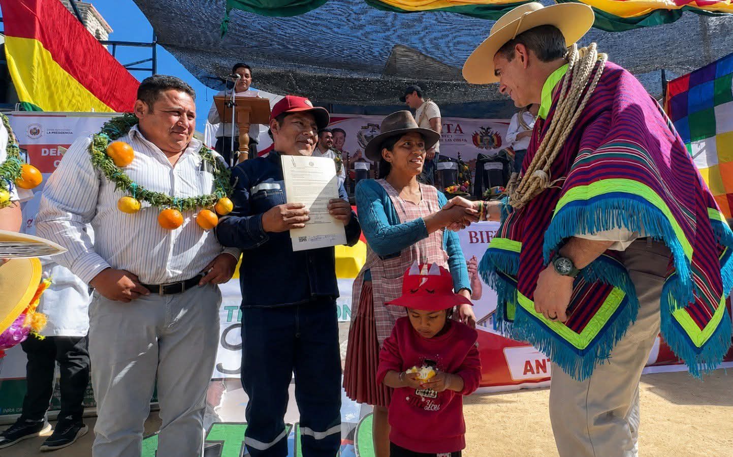 Rodrigo Paz entregó más de 1.600 títulos agrarios en Chuquisaca y La Paz
