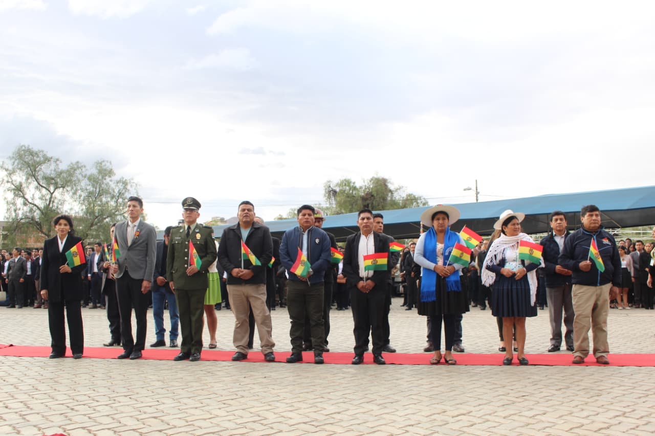 GOBERNADOR LEONARDO LOZA LIDERIZA ACTO DE IZA DE LA BANDERA EN HOMENAJE AL DÍA DE LA BANDERA BOLIVIANA