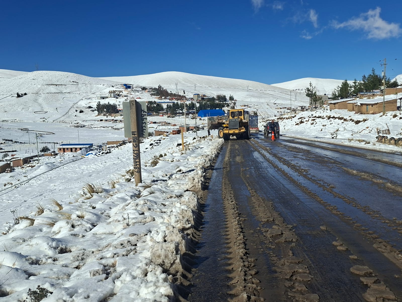 LA ABC DESPLIEGA MAQUINARIA PESADA Y CUADRILLAS EN EL TRAMO CARACOLLO – CONFITAL Y RESTABLECIÓ EL TRÁFICO ENTRE LA CARRETERA ORURO Y COCHABAMBA