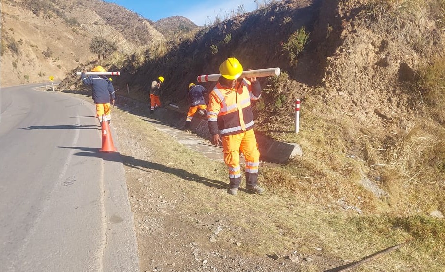 ABC FORTALECE LA SEGURIDAD VIAL CON NUEVA SEÑALIZACIÓN EN EL SECTOR BOMBEO DE LA CARRETERA COCHABAMBA–ORURO