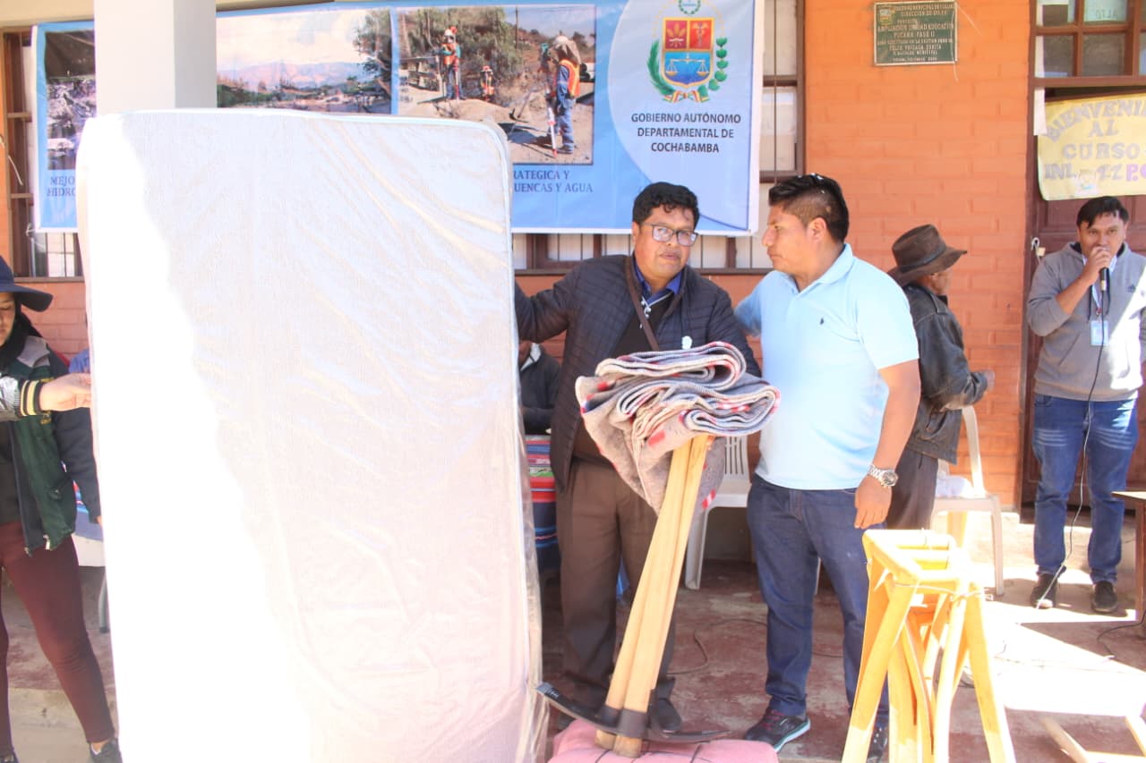 GOBERNADOR LEONARDO LOZA ENTREGA COLCHONES, FRAZADAS Y HERRAMIENTAS A FAMILIAS AFECTADAS POR RIADAS EN COLOMI