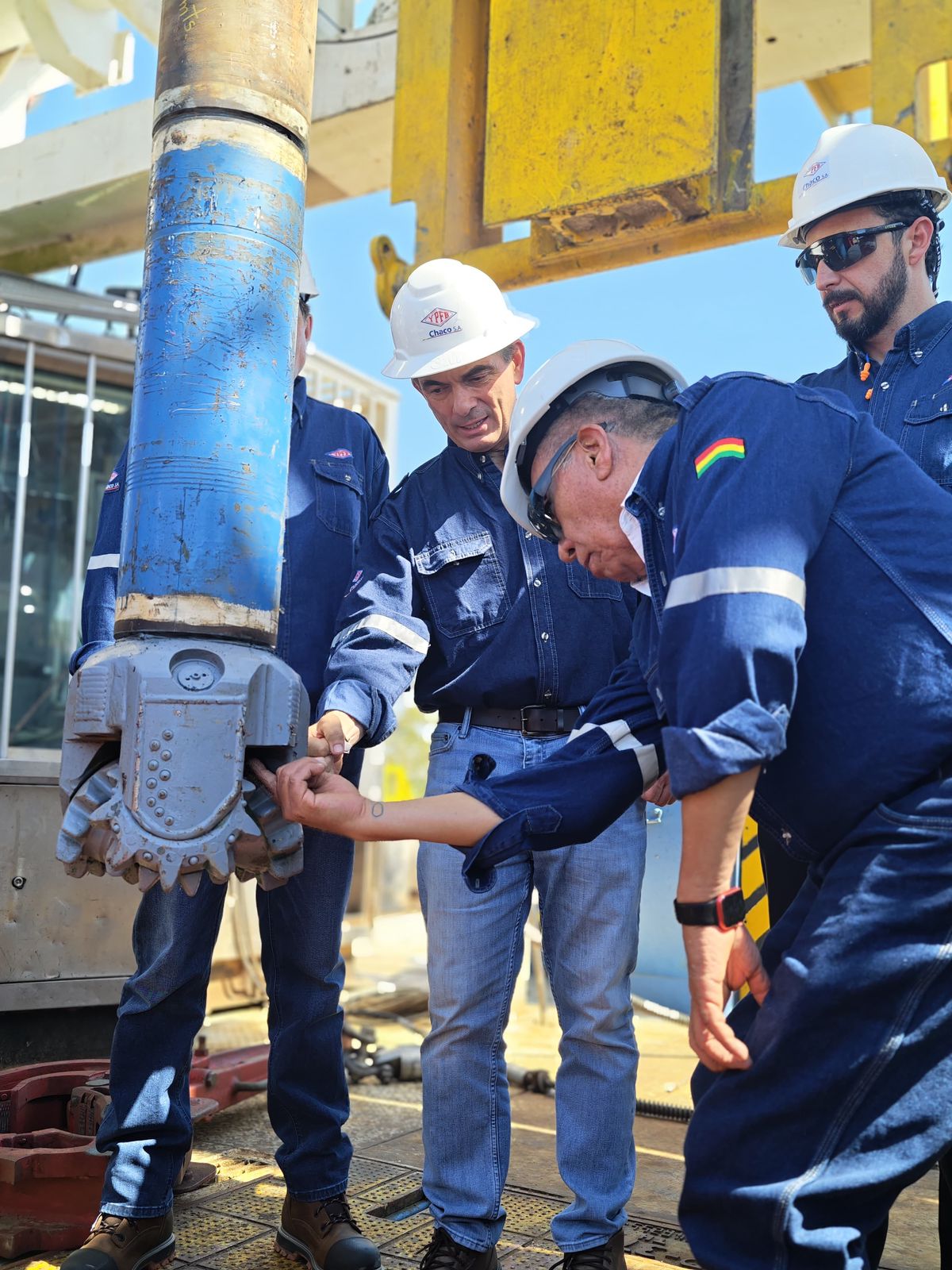 PRESIDENTE RODRIGO PAZ VISITA EL POZO JUNÍN-9D JUNTO AL GOBERNADOR DE SANTA CRUZ
