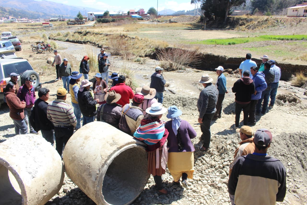 GOBERNADOR LEONARDO LOZA INSPECCIONA COMUNIDADES AFECTADAS POR RIADAS EN COLOMI