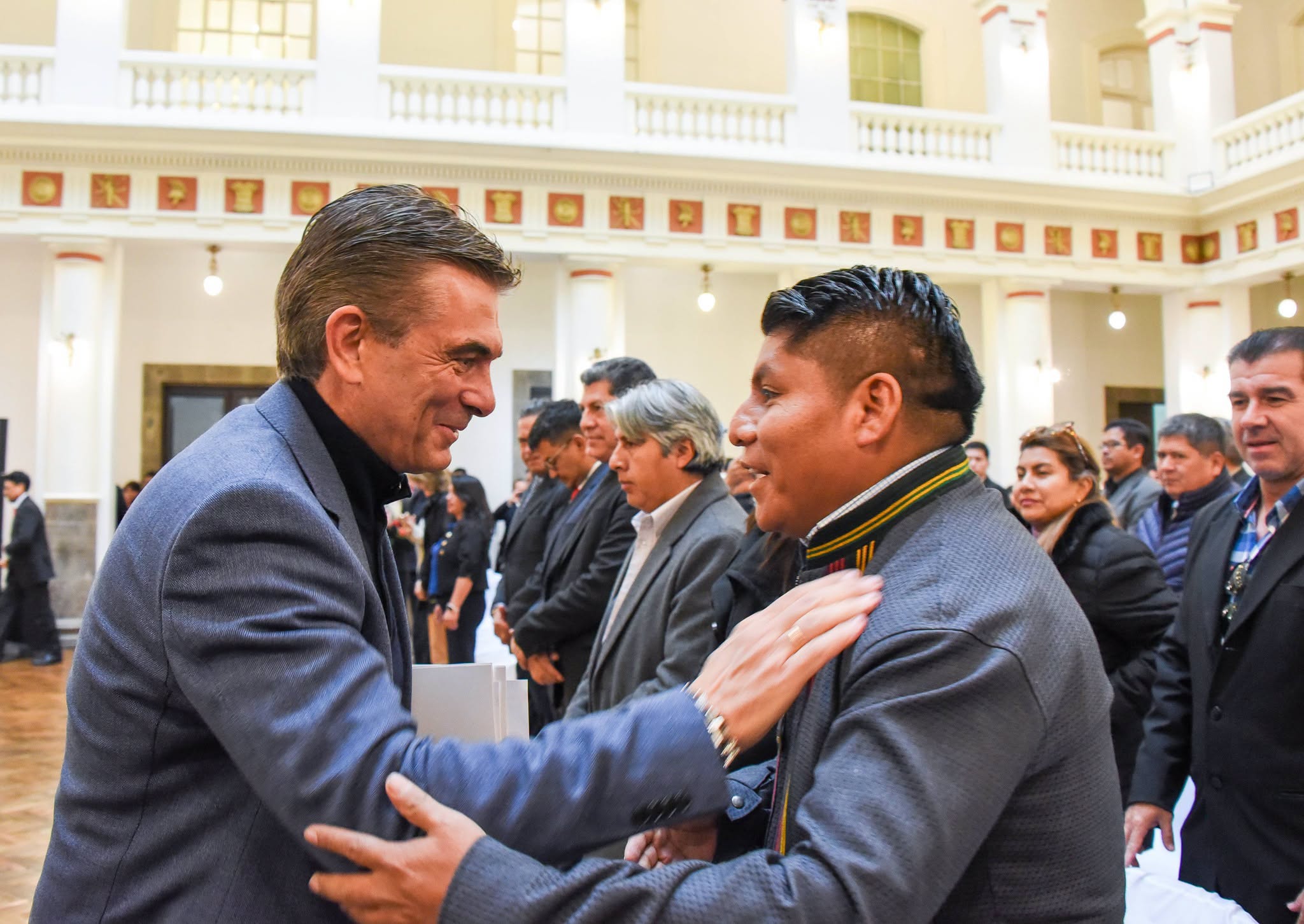 GOBERNADOR LOZA LLEGA A PALACIO DE GOBIERNO PARA REUNIÓN CON GOBERNADORES Y PLANTEA AVANZAR EN LA PROPUESTA 50/50