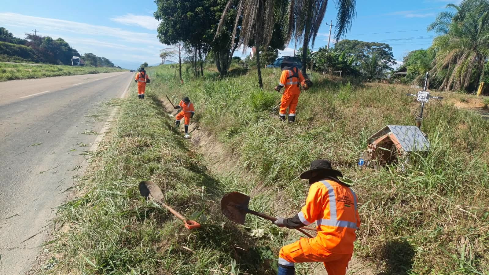 FORTALECEN LA CONSERVACIÓN VIAL CON DESBROCE Y LIMPIEZA DE ALCANTARILLAS EN EL TRAMO VILLA TUNARI–ICHILO EN COCHABAMBA