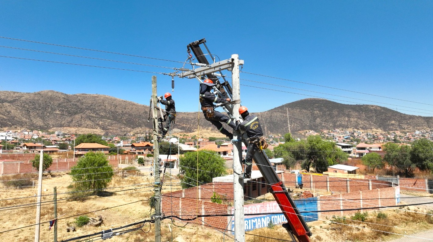 ELFEC fortalece la red eléctrica en El Abra para evitar cortes y sobrecargas