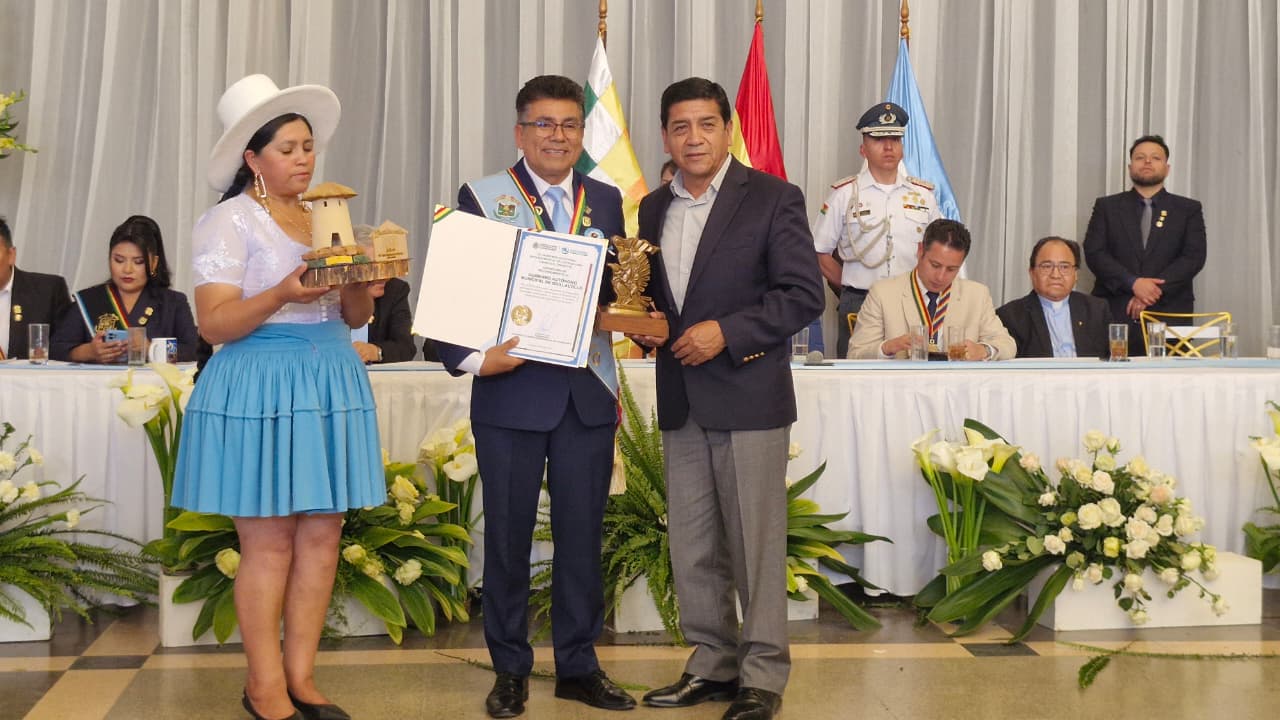 GOBERNACIÓN ENTREGA RECONOCIMIENTO A QUILLACOLLO EN CONMEMORACIÓN DE SU 121 ANIVERSARIO