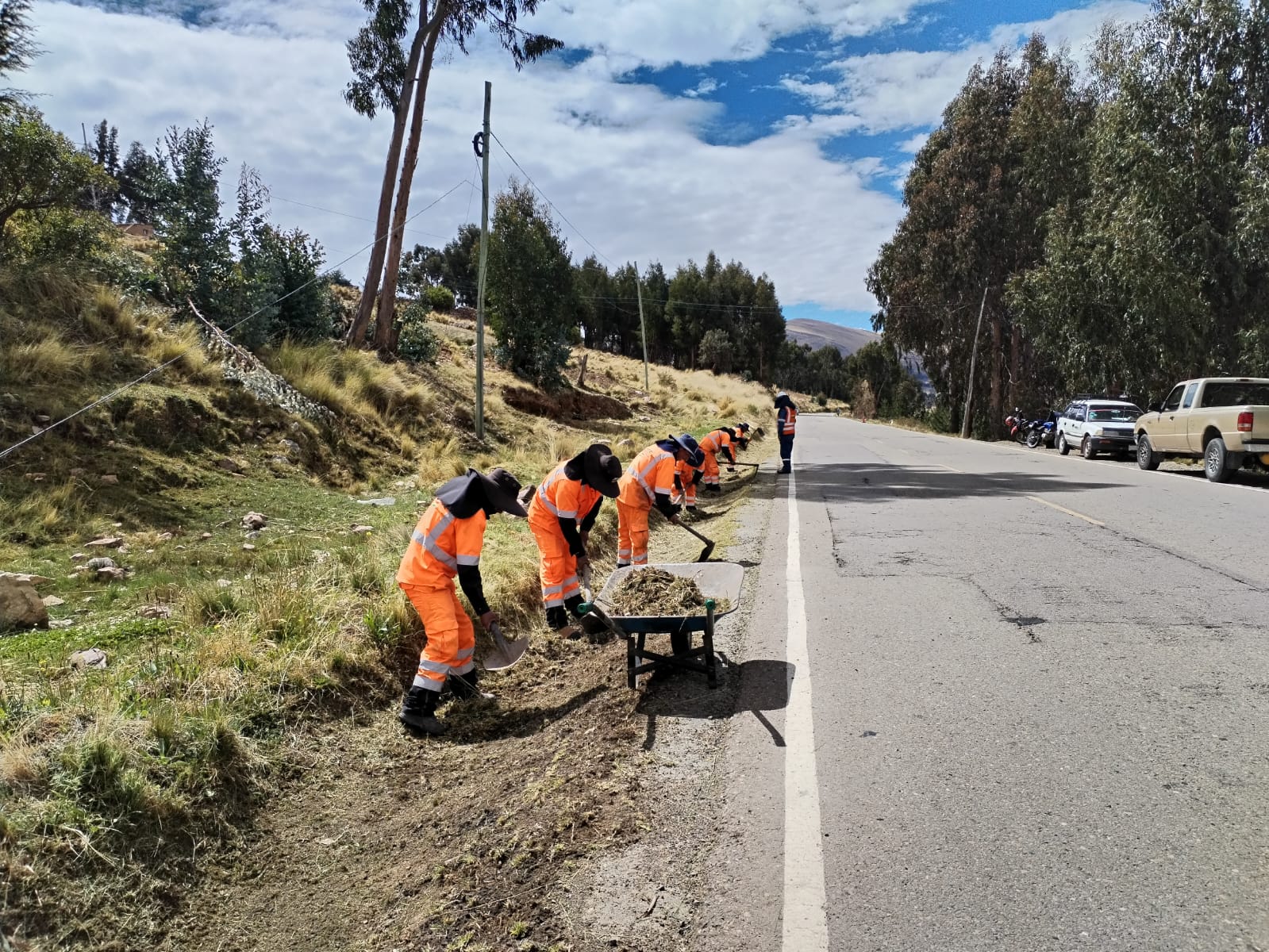 INTERVIENEN LA CARRETERA ANTIGUA COCHABAMBA – SANTA CRUZ CON LABORES PREVENTIVAS DE CONTROL DE VEGETACIÓN