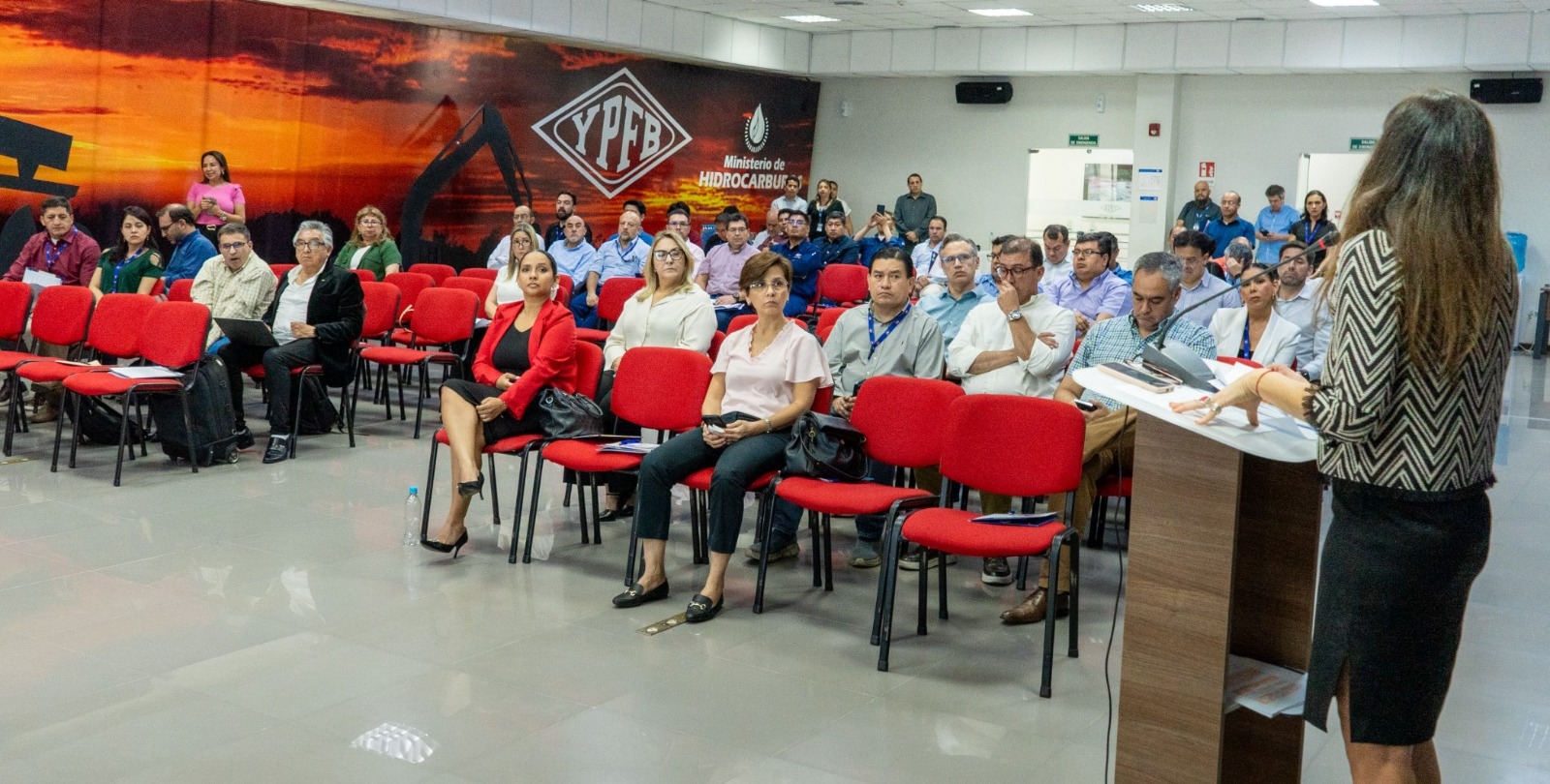 YPFB capacita a ejecutivos y gerentes en ética pública y código de conducta