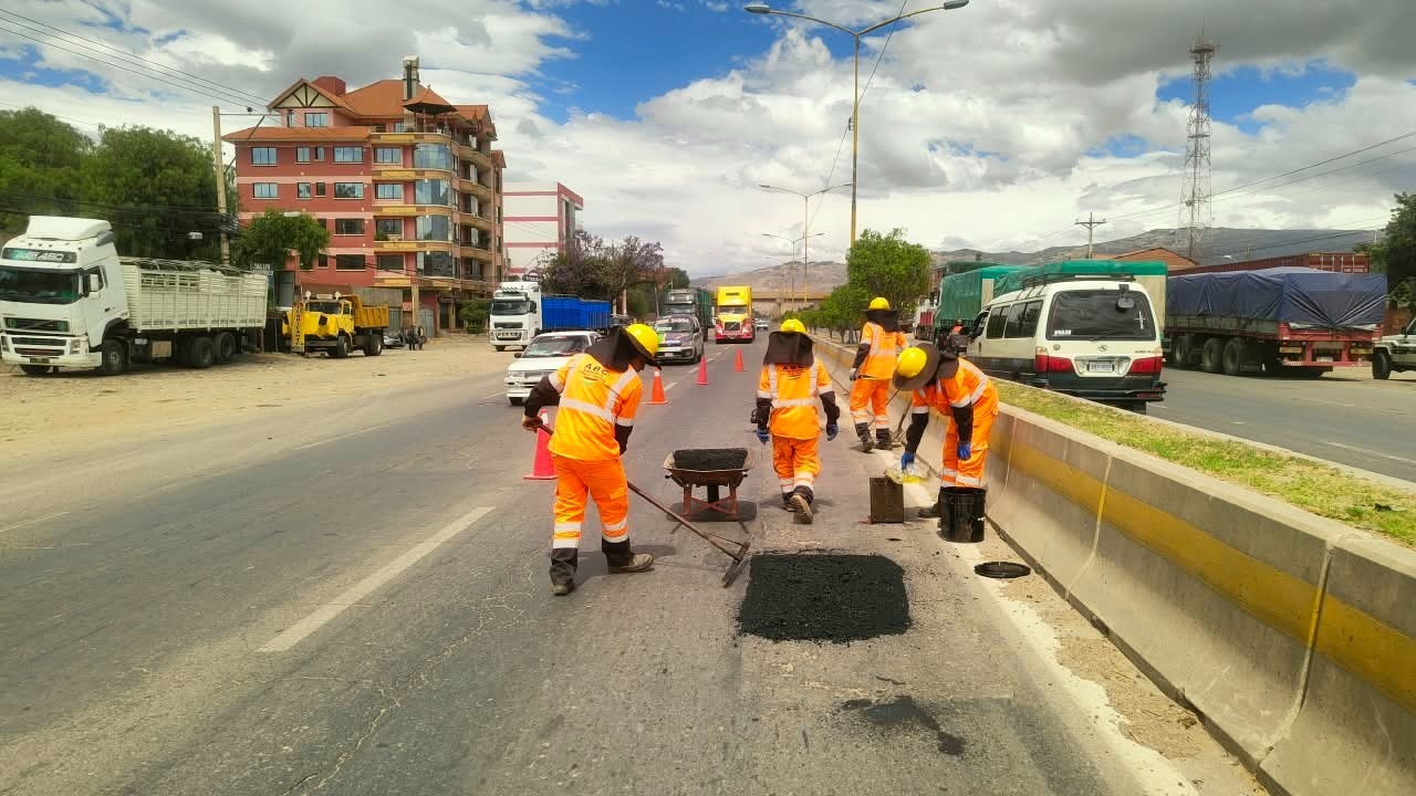 TRABAJOS DE BACHEO EN EL TRAMO VINTO–SUTICOLLO PARA FORTALECER LA TRANSITABILIDAD EN COCHABAMBA