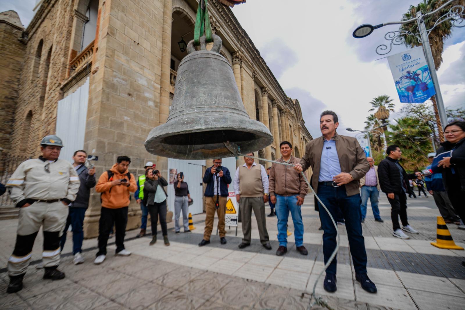 REINSTALADA LA HISTÓRICA CAMPANA DE LA CATEDRAL METROPOLITANA TRAS UN MINUCIOSO PROCESO DE RESTAURACIÓN