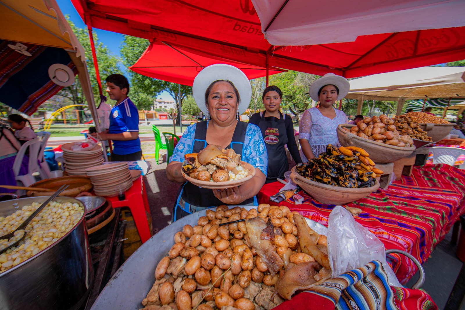 MÁS DE 50 EXPOSITORAS REVALORIZAN LA GASTRONOMÍA COCHABAMBINA EN LA FERIA DE LA CHICHA Y EL CHICHARRÓN
