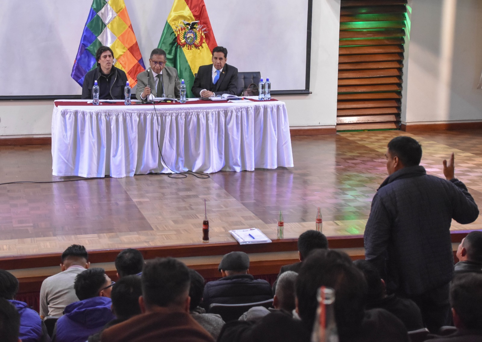Ministro Zamora se desplaza por el país para dialogar con el transporte ante anuncio de repliegue