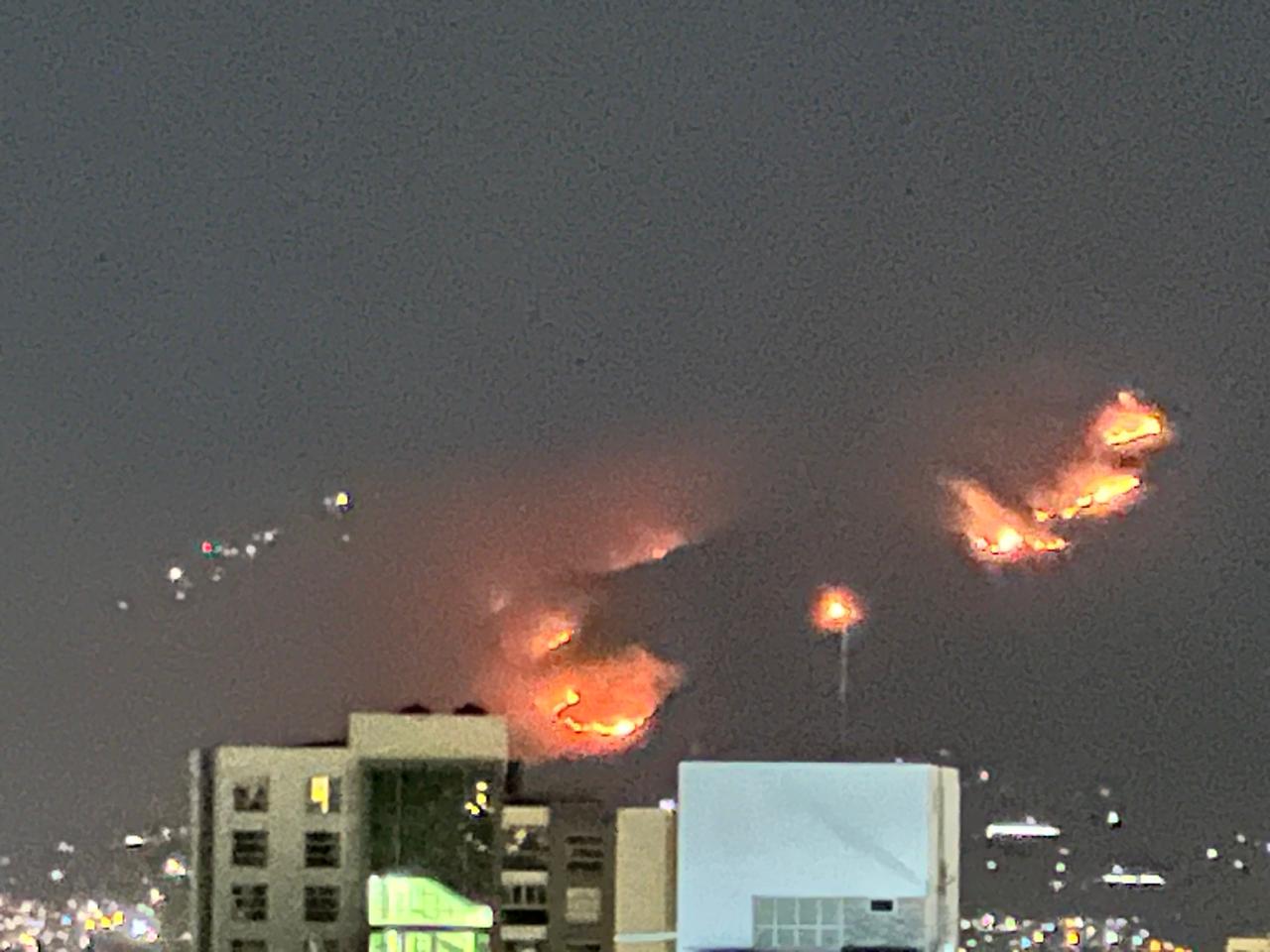 INCENDIO FORESTAL EN EL PARQUE NACIONAL TUNARI MOVILIZA A BOMBEROS Y PERSONAL DE APOYO