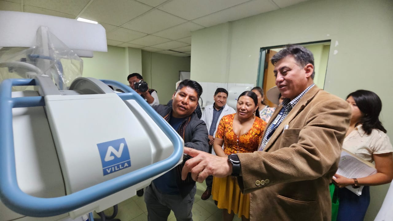 LEONARDO LOZA ENTREGA EQUIPOS MODERNOS PARA FORTALECER LA ATENCIÓN EN LOS HOSPITALES VIEDMA Y MATERNO INFANTIL