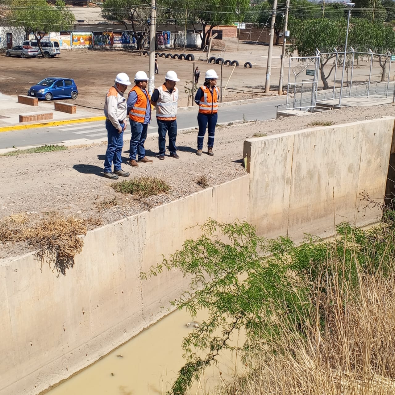 LA ABC Y USUARIOS DEL SISTEMA DE RIEGOS INSPECCIONAN PARA POSTERIOR LIMPIEZA EL CANAL EN SANTA VERA CRUZ EN COCHABAMBA
