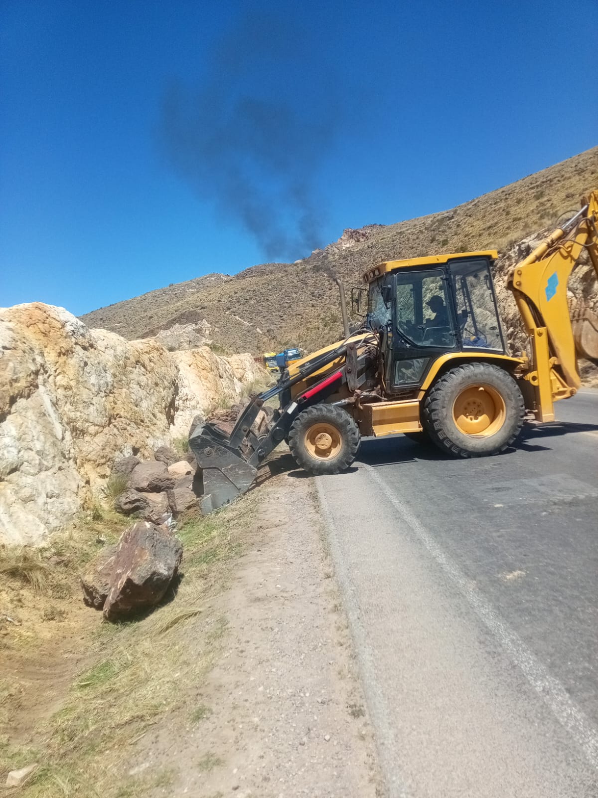 ABC DESPLIEGA MAQUINARIA EN SAYARI PARA MANTENER LA TRANSITABILIDAD EN LA RUTA ORURO – COCHABAMBA, PARA GARANTIZAR EL TRÁNSITO VEHICULAR