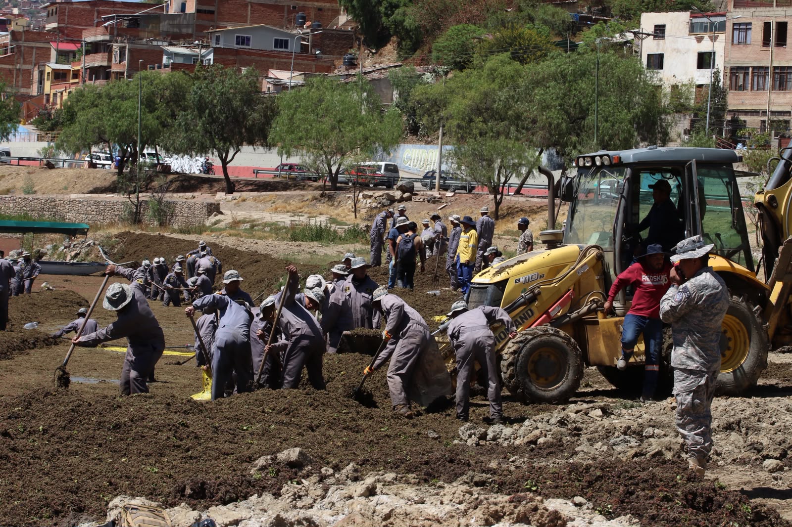 LA ALCALDÍA JUNTO A 200 CADETES DE LA NAVAL REALIZAN LA COSECHA DE MACRÓFITAS EN LA LAGUNA ALALAY