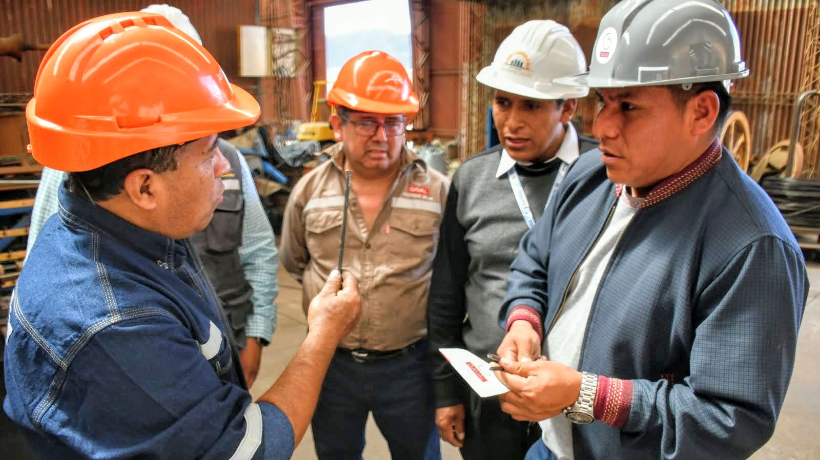 GOBERNADOR VISITA LAS EMPRESAS MAIDABOL Y GAVAL EN EL PARQUE INDUSTRIAL SANTIVAÑEZ Y DESTACA SU APORTE AL DESARROLLO DEPARTAMENTAL