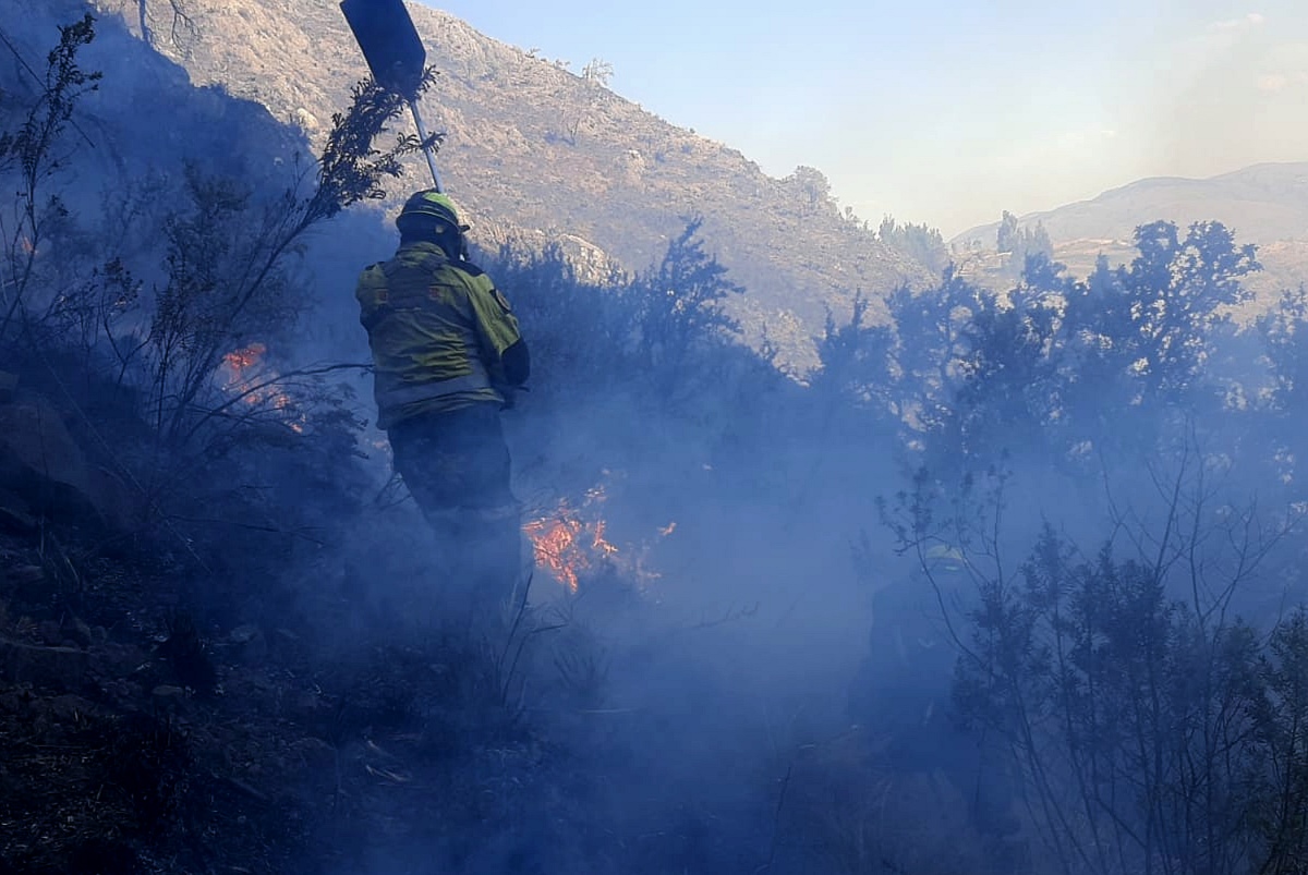 UGR Sacaba trabaja junto a equipos de primera respuesta para controlar incendio en la zona alta