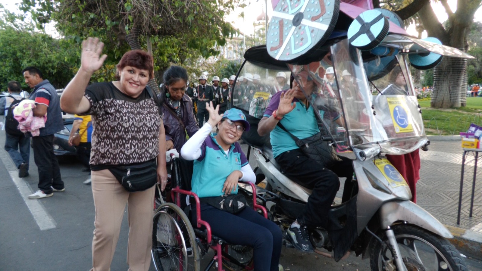 DESFILE DE PERSONAS CON DISCAPACIDAD PARA SENSIBILIZAR A LA POBLACION