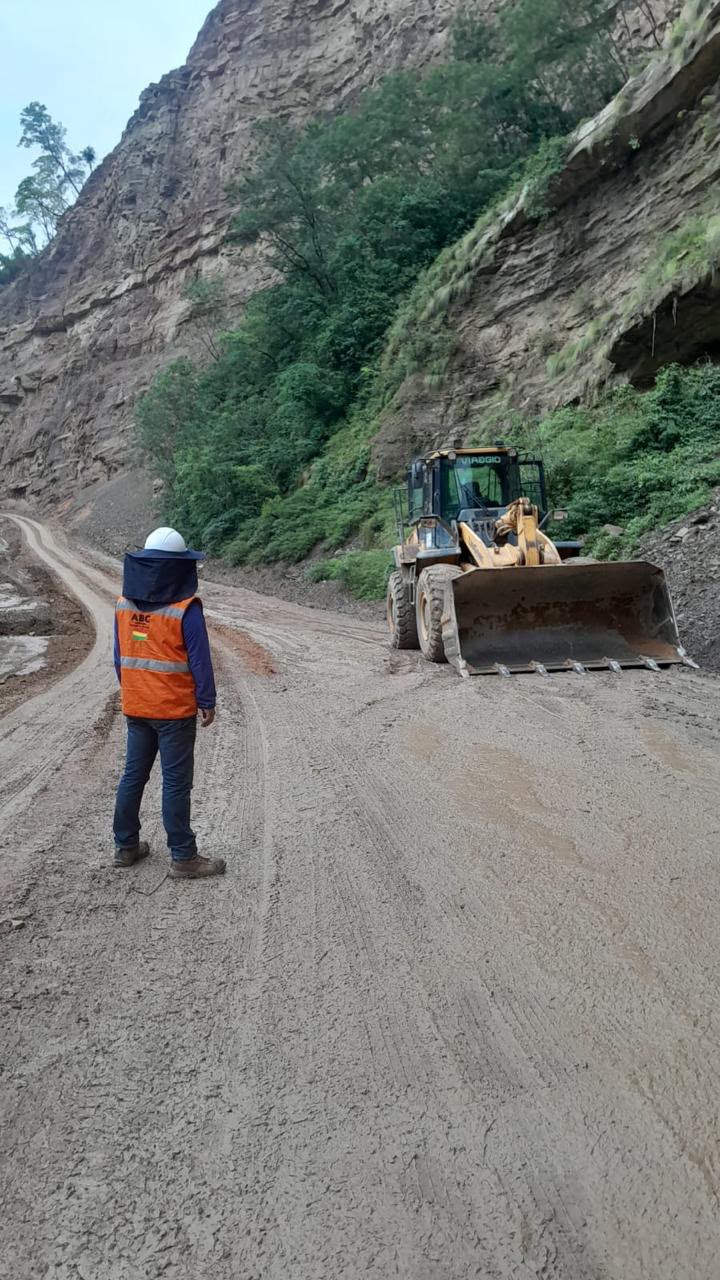 ATENCIÓN EN SANTA CRUZ, SE SUSPENDE TRABAJOS EN TRAMO LA ANGOSTURA – BERMEJO