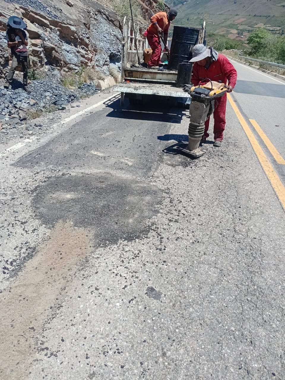 LA ABC EJECUTA BACHEO EN FRÍO Y SELLADO DE FISURAS EN EL TRAMO EPIZANA – LA SIBERIA EN LA CARRETERA ANTIGUA COCHABMBA – SANTA CRUZ