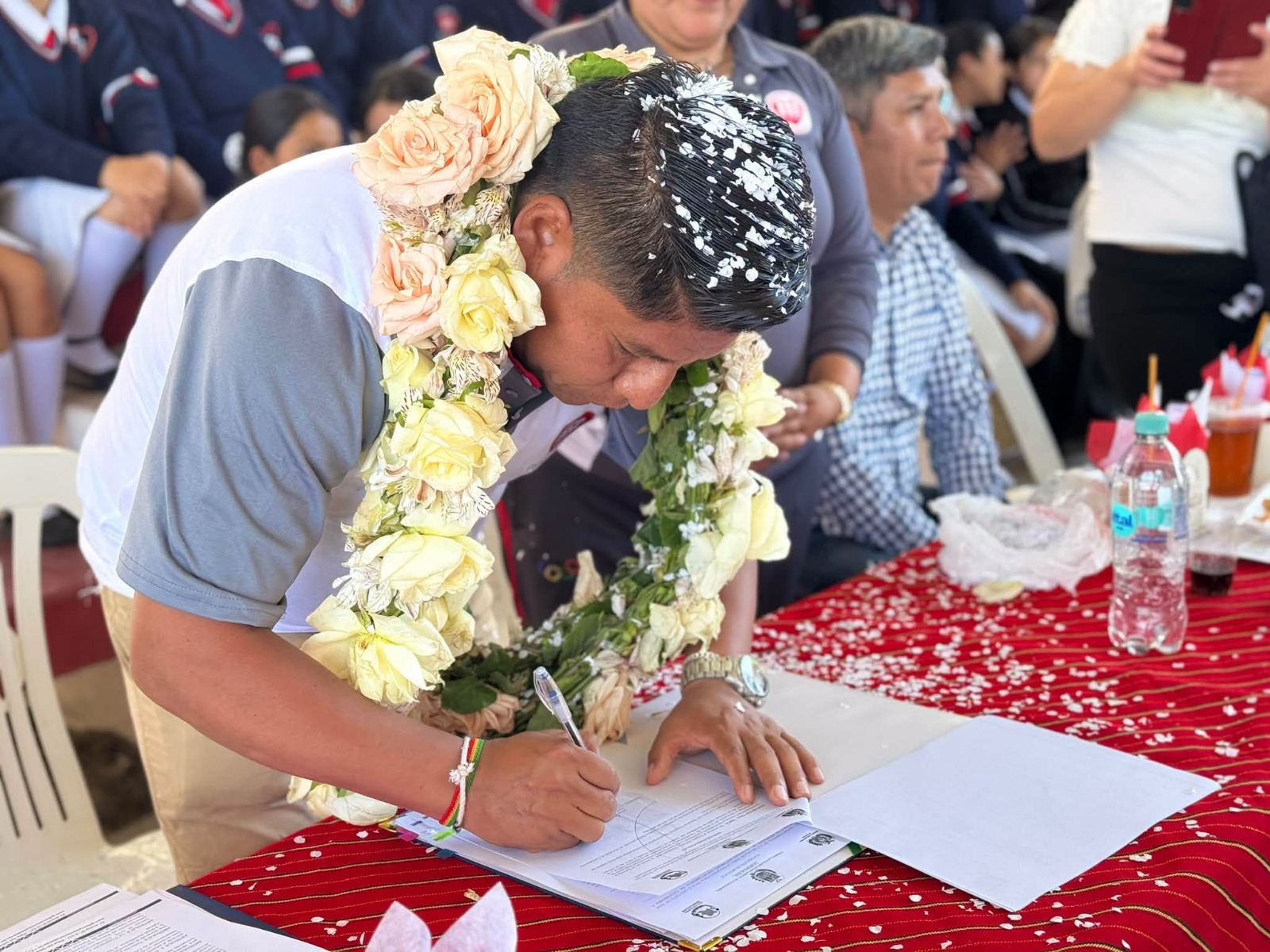 GOBERNADOR LOZA ENTREGA TRANSFERENCIA DE TERRENO DE LA UNIDAD EDUCATIVA SAN IGNACIO DE LOYOLA EN QUILLLACOLLO