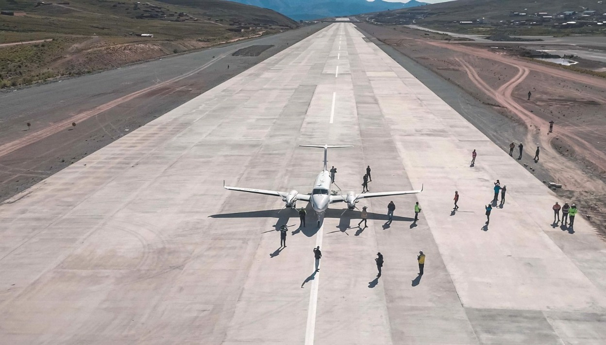 Ministro Zamora confirma el inicio de operaciones de Ecojet en el aeropuerto de Potosí