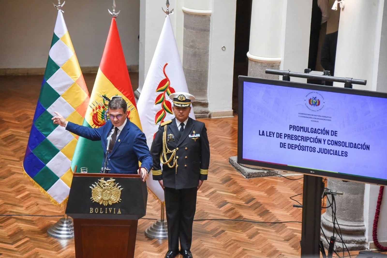 Pdte. Paz promulga ley que permitirá destinar depósitos judiciales no reclamados a mejorar el servicio de justicia  El presidente Rodrigo Paz Pereira  promulgó la Ley de Prescripción y Consolidación de Depósitos Judiciales, que permitirá destinar recursos no reclamados al fortalecimiento del Órgano Judicial, mediante inversiones en tecnología, infraestructura y personal de apoyo jurisdiccional.  “Estamos derrotando al Estado Tranca desde las diferentes instancias también”, afirmó el primer mandatario, quien calificó la norma como “un primer gran paso” para transformar la justicia.  Además, destacó que los recursos no se utilizarán para pagar salarios ni ampliar la burocracia, sino para mejorar la atención a la ciudadanía. “Una buena justicia hace que las inversiones crezcan en el país”, sostuvo, al señalar que la independencia judicial y la seguridad jurídica son fundamentales para impulsar el desarrollo económico y generar confianza para las inversiones.  La ley establece un plazo de cinco años para reclamar los depósitos judiciales cuyo reembolso haya sido autorizado mediante resolución ejecutoriada, cumplido ese periodo y los procedimientos legales de publicación, notificación y reclamación, los recursos podrán consolidarse a favor del Órgano Judicial. La norma también contempla mecanismos de impugnación y excepciones para proteger derechos sensibles.  El presidente del Senado, Diego Ávila, destacó que la norma es resultado de la coordinación entre las instituciones del Estado. “Esta es una ley que ha tenido un proceso de concertación con el Tribunal de Justicia, el Poder Ejecutivo y, obviamente, el Poder Judicial, y que va a permitir contar con recursos adicionales para llevar adelante procesos de transformación importantes”, afirmó.   Por su parte, el presidente del Tribunal Supremo de Justicia (TSJ), Rómer Saucedo, explicó que “el destino de estos recursos de la ley que usted acaba de promulgar, presidente, se basa en tres ejes: tecnología, infraestructura y apoyo jurisdiccional para desconcentrar la carga en el trabajo que desarrollan los jueces”, señaló. Añadió que la digitalización permitirá a los litigantes consultar sus expedientes desde el celular y acceder a información procesal en tiempo real.  El primer mandatario recordó que enfrentó 16 procesos judiciales que calificó de abusivos y remarcó la importancia de garantizar una justicia independiente y transparente. También alertó sobre la corrupción y las amenazas del crimen organizado contra los operadores judiciales. “No puede ser que la amenaza del crimen organizado sea el que dicte las sentencias en Bolivia”, afirmó.  La norma excluye del régimen de prescripción, entre otros, los depósitos vinculados con asistencia familiar, seguridad social, derechos laborales, menores de edad y personas con discapacidad, conforme a las previsiones legales.   Con esta disposición, se incorpora un mecanismo para que los depósitos judiciales que permanezcan sin reclamar, una vez cumplidos los requisitos legales, puedan contribuir al fortalecimiento institucional del Órgano Judicial y a la mejora de los servicios que presta a la población.